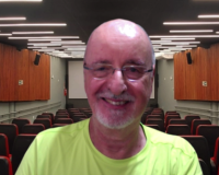 Márcio Alvarenga, jornalista e escritor, produtor e apresentador do Trocando em Miúdos.